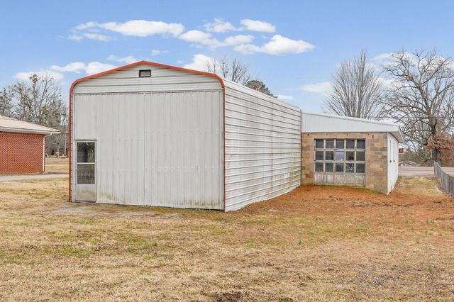 821 Memorial Dr, Paris, TN 38242