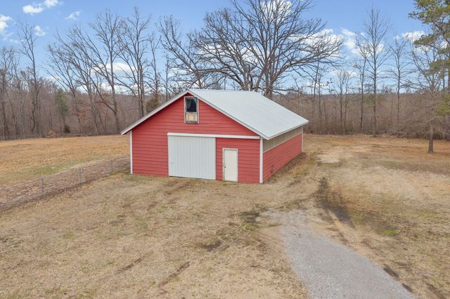 821 Memorial Dr, Paris, TN 38242