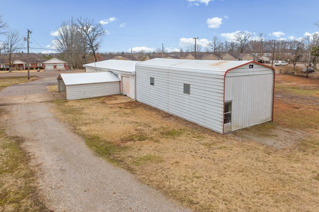 821 Memorial Dr, Paris, TN 38242