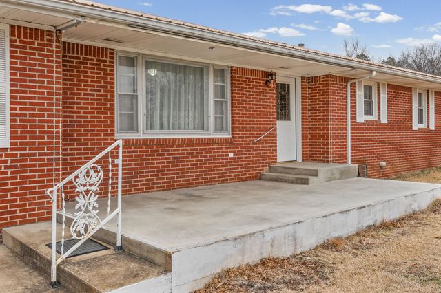 821 Memorial Dr, Paris, TN 38242