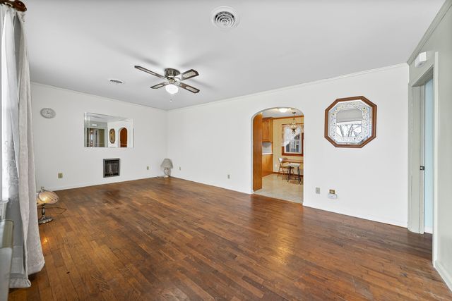 821 Memorial Dr, Paris, TN 38242