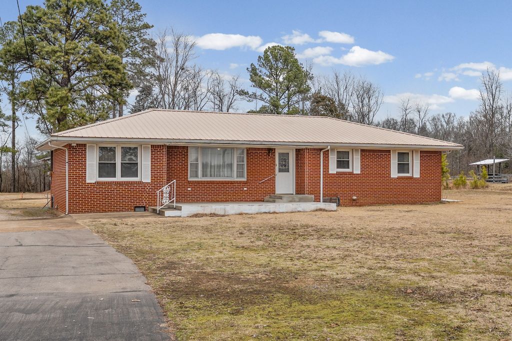821 Memorial Dr, Paris, TN 38242
