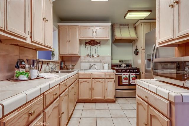 10441 W Zamora, Los Angeles, CA 90002