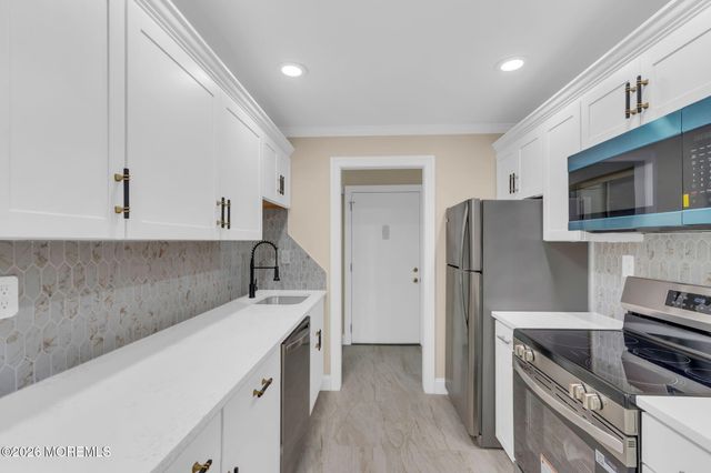 39 Meadow Green Circle D, Manalapan, NJ 07726