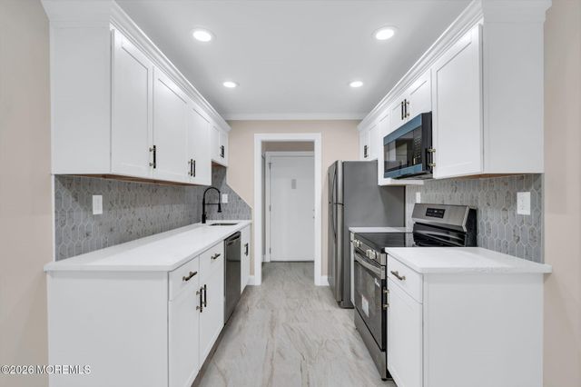 39 Meadow Green Circle D, Manalapan, NJ 07726