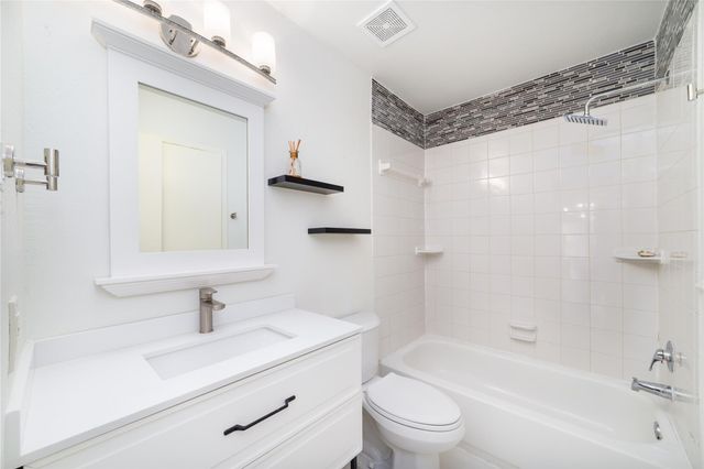 26 S White Pebble Court, The Woodlands, TX 77380