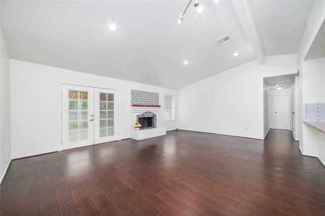 26 S White Pebble Court, The Woodlands, TX 77380