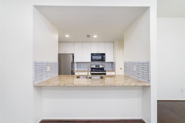 26 S White Pebble Court, The Woodlands, TX 77380