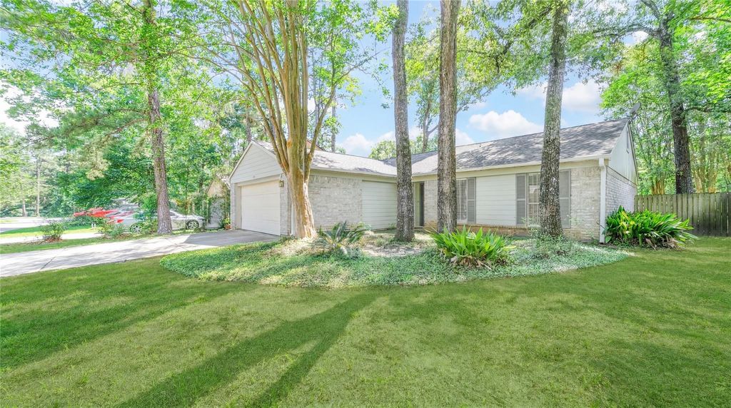 26 S White Pebble Court, The Woodlands, TX 77380