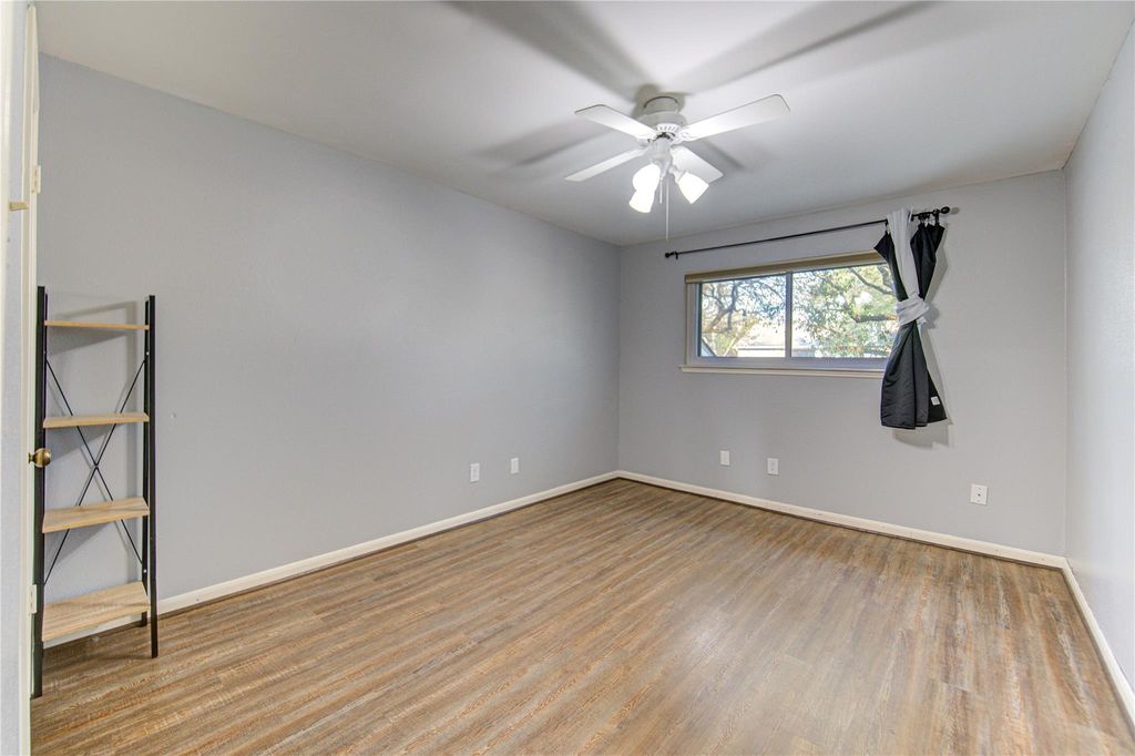 Image 11 of property listing at 1160 N Kirkwood Road 1160, Houston, TX 77043