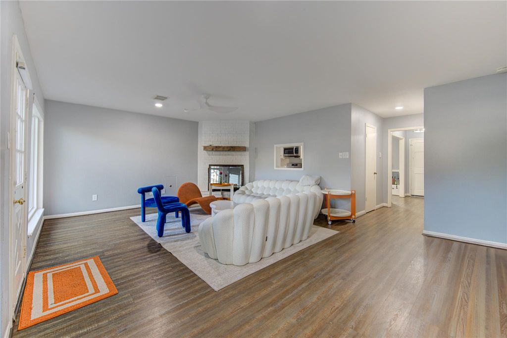 Image 3 of property listing at 1160 N Kirkwood Road 1160, Houston, TX 77043