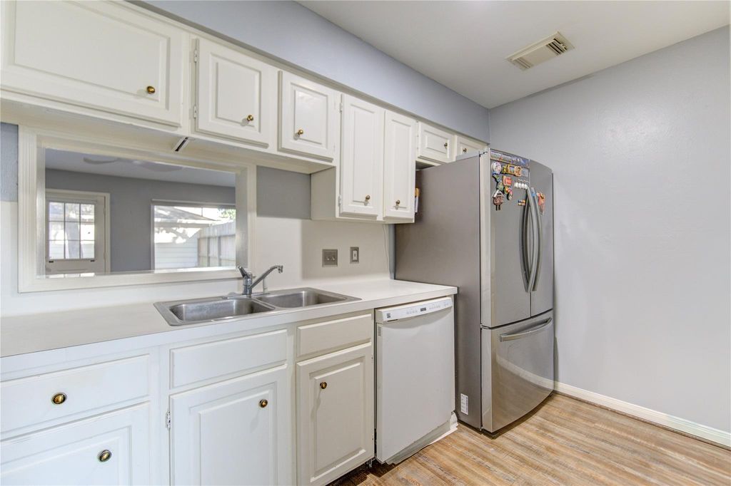 Image 6 of property listing at 1160 N Kirkwood Road 1160, Houston, TX 77043