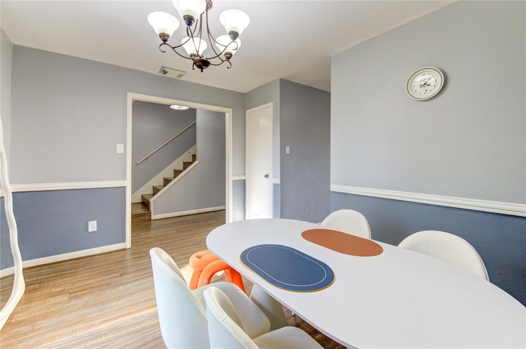 Image 7 of property listing at 1160 N Kirkwood Road 1160, Houston, TX 77043