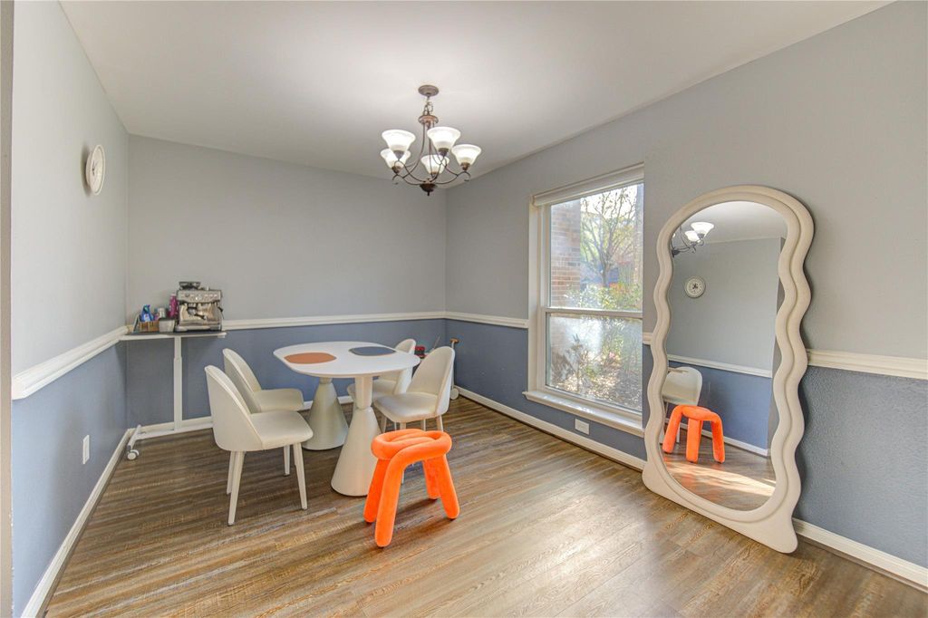 Image 9 of property listing at 1160 N Kirkwood Road 1160, Houston, TX 77043