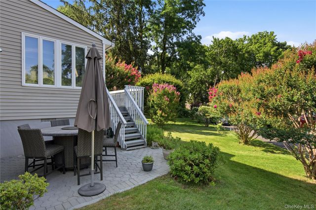 8 Crossman Road, Centerport, NY 11721