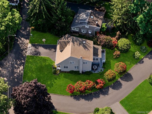 8 Crossman Road, Centerport, NY 11721