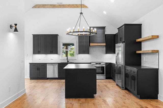 2405 Shoreside Dr, Smithville, TN 37166