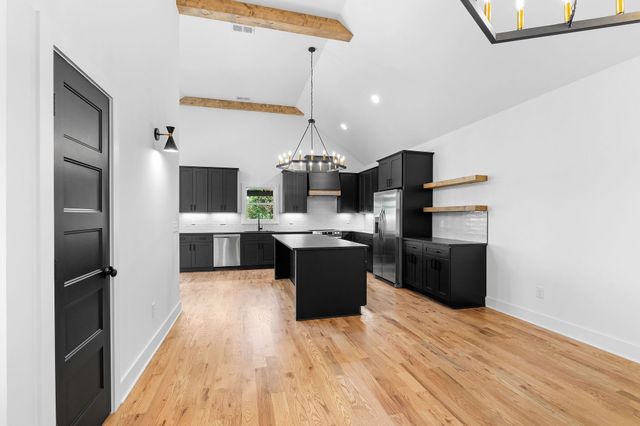 2405 Shoreside Dr, Smithville, TN 37166