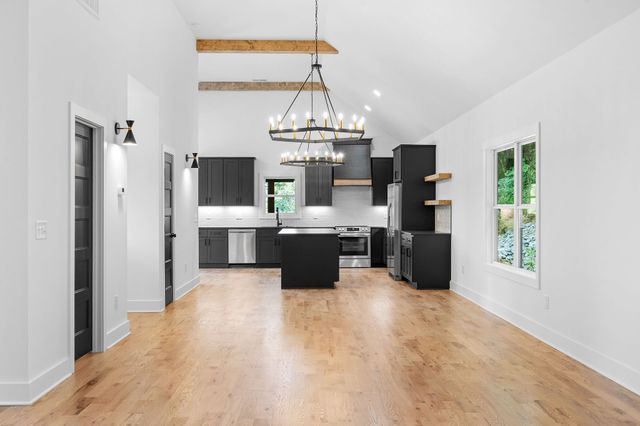 2405 Shoreside Dr, Smithville, TN 37166