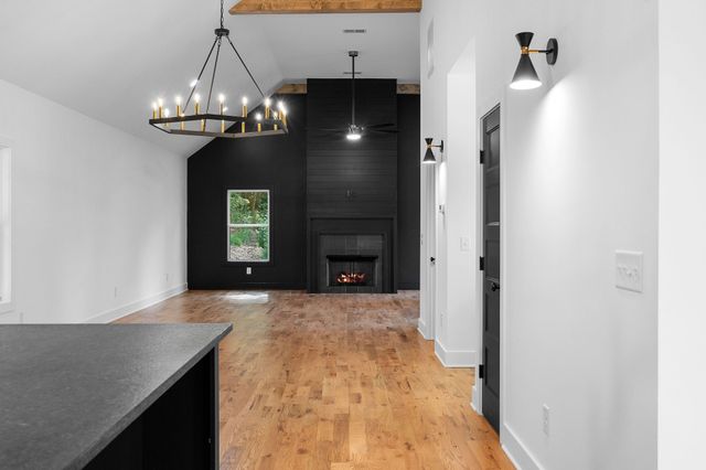 2405 Shoreside Dr, Smithville, TN 37166