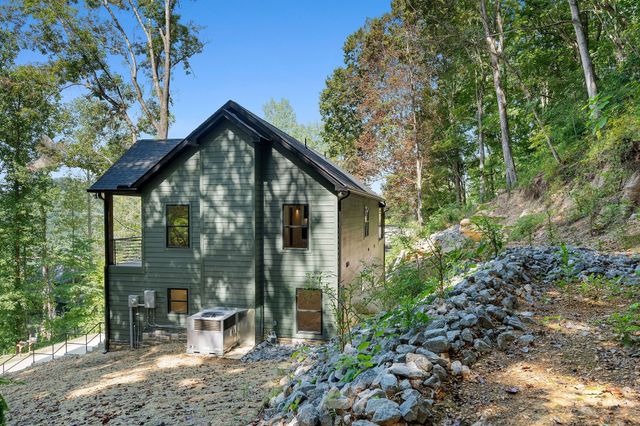 2405 Shoreside Dr, Smithville, TN 37166