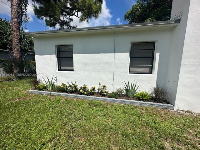 215 SW 21st Way, Fort Lauderdale, FL 33312
