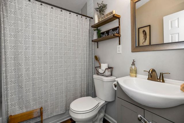 321 Holiday Drive, Lansing, KS 66043