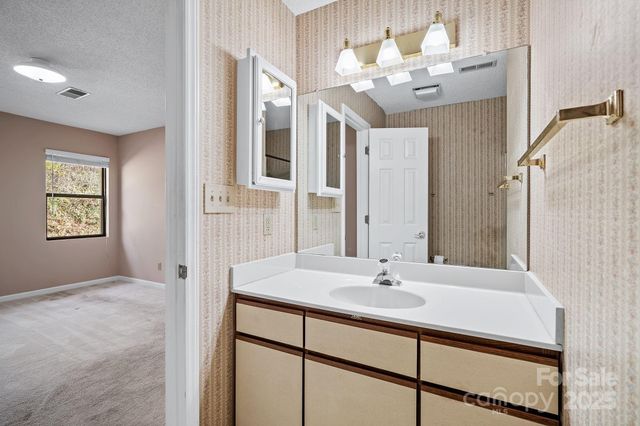 2604 Vineyard Boulevard, Asheville, NC 28805