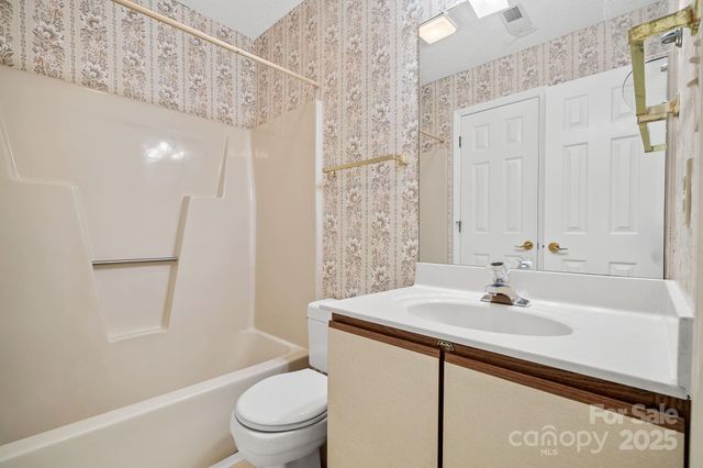 2604 Vineyard Boulevard, Asheville, NC 28805