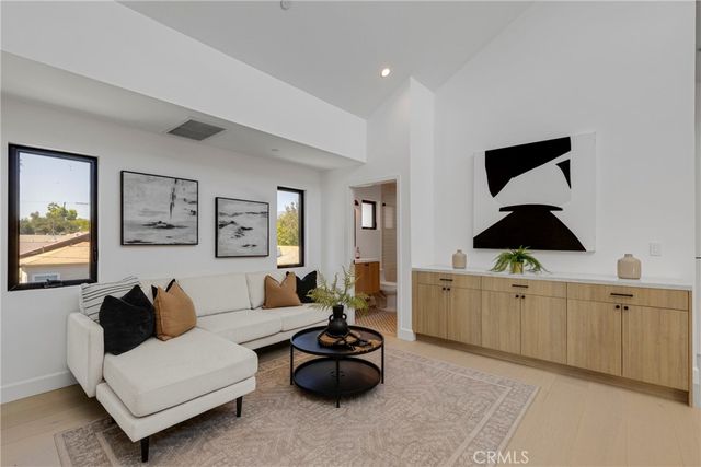 335 S Parish Place, Burbank, CA 91506