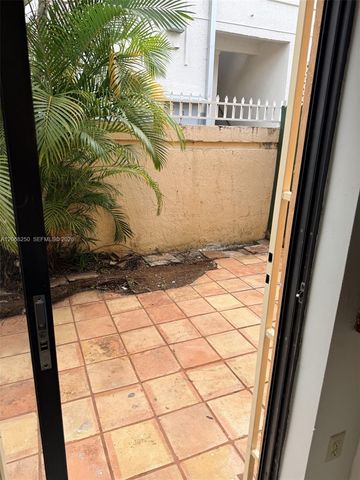 1701 W 42nd Place 10, Hialeah, FL 33012