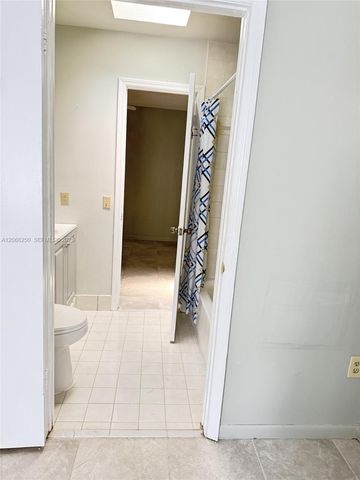 1701 W 42nd Place 10, Hialeah, FL 33012