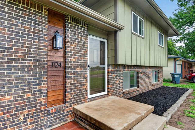 1124 N Country Acres, Wichita, KS 67212