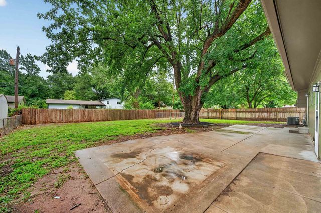 1124 N Country Acres, Wichita, KS 67212