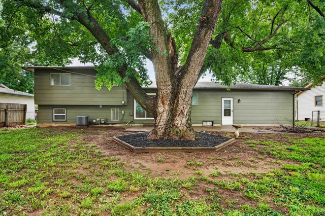 1124 N Country Acres, Wichita, KS 67212