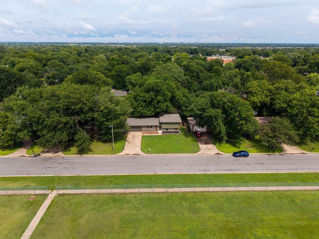 1124 N Country Acres, Wichita, KS 67212