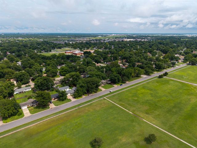 1124 N Country Acres, Wichita, KS 67212