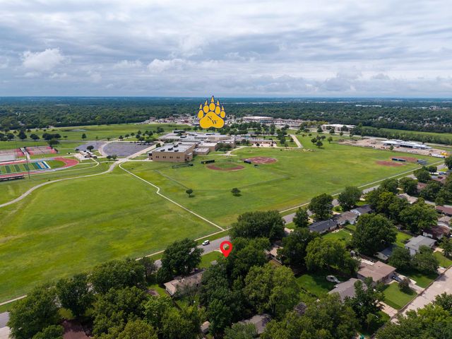 1124 N Country Acres, Wichita, KS 67212