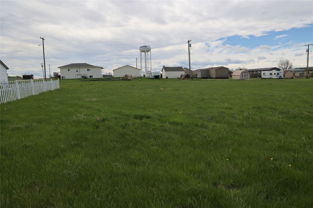 922 Marias Avenue, Valier, MT 59486 photo 2