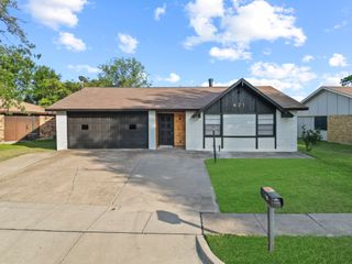 421 Parkvale Lane, Grand Prairie, TX 75052