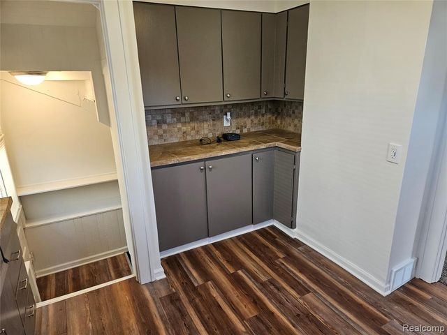 621 W Atherton Road, Flint, MI 48507