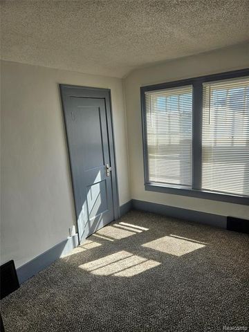 621 W Atherton Road, Flint, MI 48507