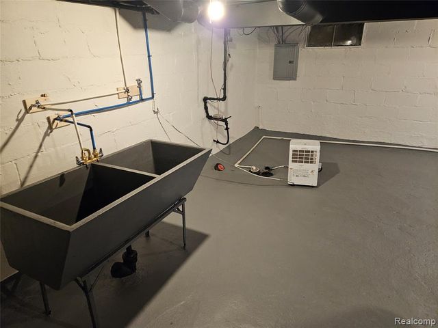 621 W Atherton Road, Flint, MI 48507
