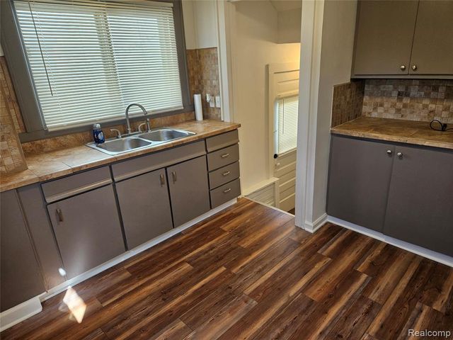 621 W Atherton Road, Flint, MI 48507