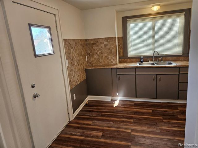 621 W Atherton Road, Flint, MI 48507