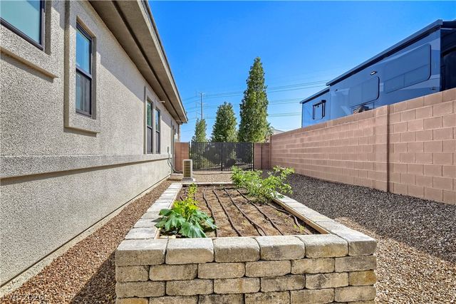 8494 Wolf Mountain Court, Las Vegas, NV 89129