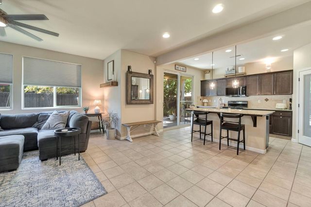 3194 Swift Avenue, Clovis, CA 93619