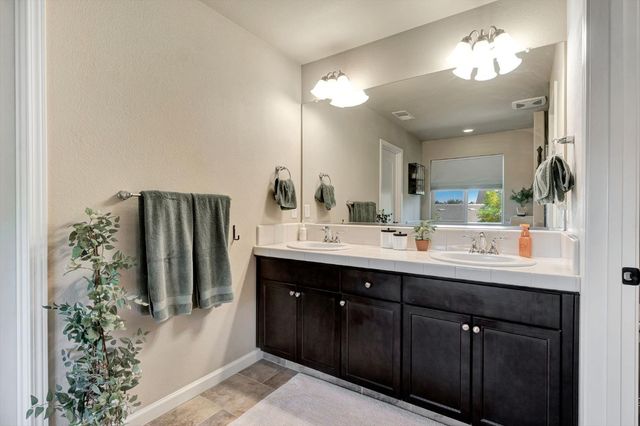 3194 Swift Avenue, Clovis, CA 93619