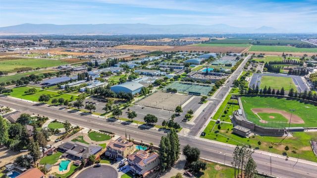 3194 Swift Avenue, Clovis, CA 93619