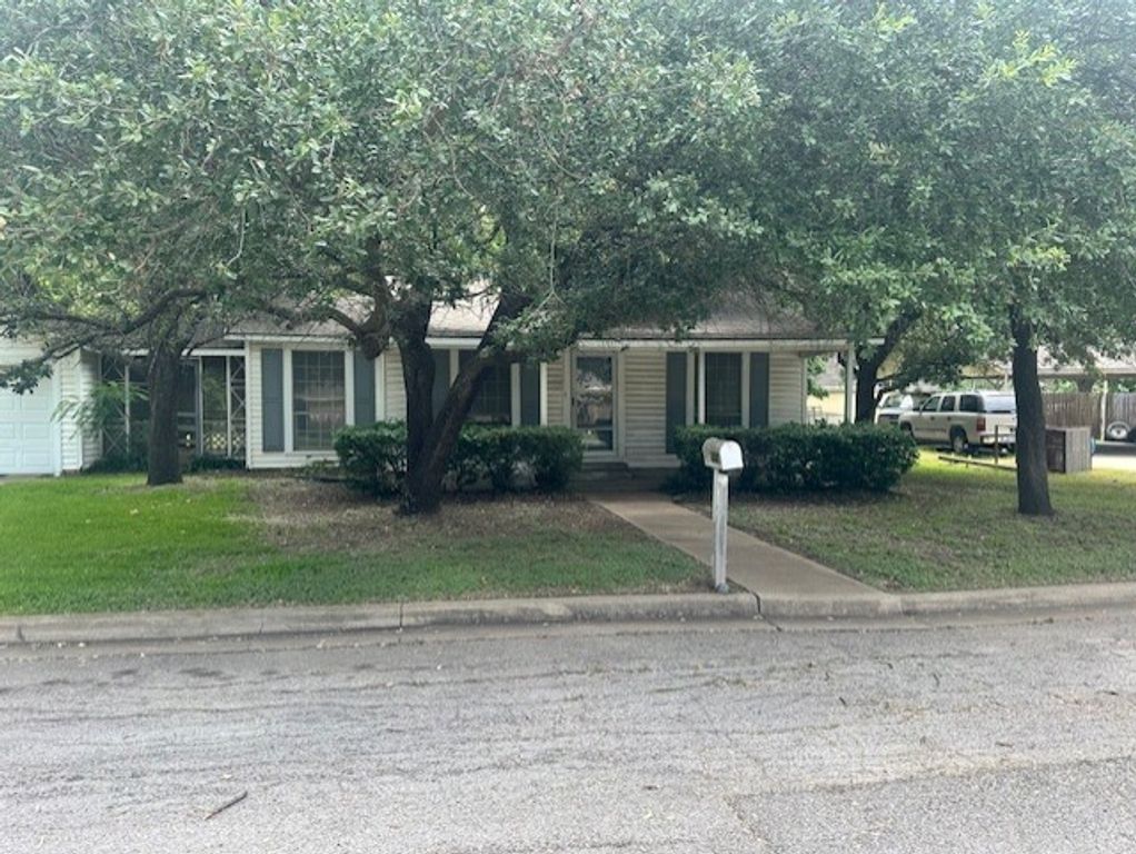 105 Circle Drive, Cleburne, TX 76033